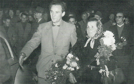 Josef Heitz mit seiner Mutter. 10 Jahre mußte er im Gefangenenlager im tschechischen Joachims-thal verbringen und dort in einem Uranbergwerk arbeiten. Im Herbst 1955 kehrte er heim und verstarb 48jährig 1974.