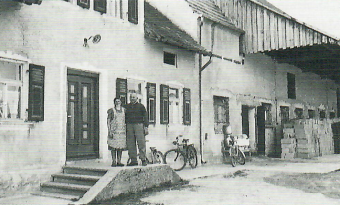 Emma Wagner (verh. Keller) mit Herrn Sebald vor dem Haus Nr. 36
