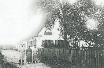 Die Bäckersleute Mathias und Maria Hafner vor ihrer Bäckerei um 1914. Links der Sohn Leonhard (gefallen 1917 in Frankreich)