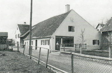 Martin Schröttle vor seiner Bäckerei 1930 Die Backstube wurde 1924/25 angebaut.