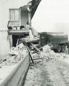 Ein Verkehrsunfall verursachte in unserem Dorf am 26. 8.1969 erheblichen Sachschaden, als ein Tanklastzug in die Gaststätte „Zum Zoll" raste.