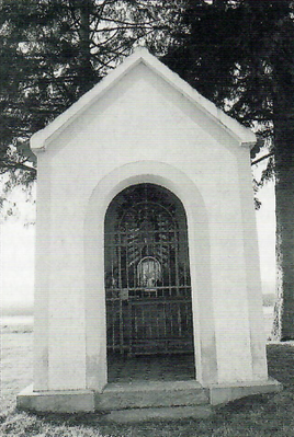 Die Kapelle beim Bayertoni, Wörthen Sie wurde 1919 von Josef und Franziska Wagner neu erbaut zu Ehren des Hl. Josef und der Hl. Franziska. Ursprünglich stand sie an einem Fußweg ca. 200 m nordöstlich vom jetzigen Standpunkt (heute Acker)