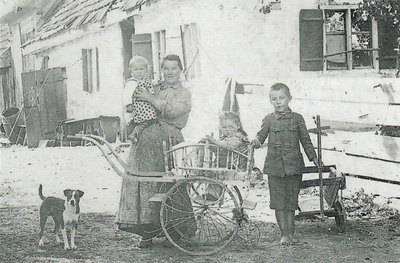 Bei diesem Kinderwagen handelt es sich wohl um den Vorläufer eines heutigen „Buggy". (Frau Helene Narr mit ihren Töchtern Helene, Anna und Sohn Franz 1911)