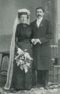 Johann Meier („Pfeiffertoni") mit seiner Braut Magdalena, geb. Ziegelmeier (22.7. 1912). Der Bräutigam trägt einen „Vatermörder", d.i. ein Krageneinsatz (auch „Brustkragen" genannt) mit emporstehenden Spitzen.