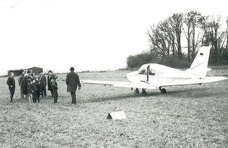Grasstartbahn und Holzschuppen waren die Anfänge des heute modern ausgebauten Flugplatzes. Die Gardan Horizon „D-ELRY" war die erste Maschine in Genderkingen.
