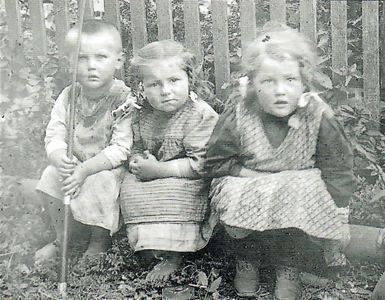 Von links die Kinder Franz Finkel, Helene Narr und Josefa Finkel (verh. Stoller). 1914.