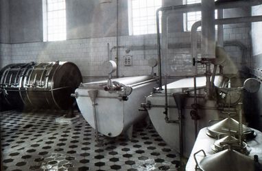 Im Inneren der Molkerei um 1927. Ganz links ist das Butterfaß zu erkennen