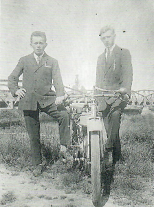 Diese Aufnahme zeigt das erste Motorrad von Andreas Voag (rechts) 1930. Links Anton Furtmeier. Im Hintergrund die alte Lechbrücke.