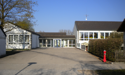 Eingang Schule/Kindergarten April 2009