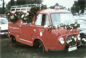 1966 wurde das Feuerwehrauto zur Fahrzeugweihe festlich geschmückt