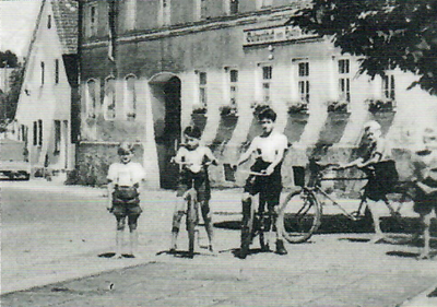Um 1948 (Ganz links der junge Hans Schilke). Das Fahrrad war schon immer begehrtes Freizeitobjekt für die Buben, ...