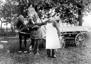 Der Milchfahrer (hier: Jakob Wanner im Jahre 1910) fuhr mit seinem Gespann von Hof zu Hof und holte die gefüllten Kannen ab, die schon auf einem speziellen "Milchbänkle" an der Straße bereitstanden