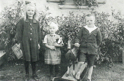 Die Herre-Kinder stellen sich hier mit ihrem Spielzeug dem Fotografen (1929). Von links: Zenzi (verh. Angerer), Walli (verh. Schwab) und Toni.