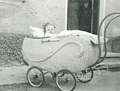 Der kleine Andreas Seeler im typischen Korbwagen, „Chaise" genannt (1940).