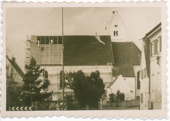 1954-1955. Die Kirche wird neu gedeckt.