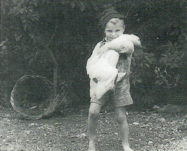 Der Umgang mit Tieren gehörte auf dem Dorf zum Kindsein. Ludwig Saur mit einer Gans 1940.