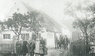 Familie Andreas und Elisabeth Stangl anno 1912 vor ihrem Hof