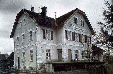 Die Molkerei Genderkingen um 1927. Im oberen Stockwerk befand sich die Wohnung des Verwalters mit seiner Familie. Ganz oben standen den Molkerern Zimmer zur Verfügung. Die gefüllten Milchkannen an der Rampe warten auf den Weitertransport zum Bahnhof in Richtung Nürnberg.