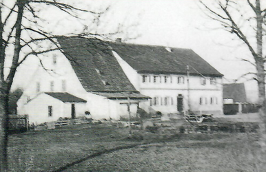 Die Mühle mit Wohnhaus um 1939 Bis 1939 wurde hier noch Mehl gemahlen. Danach diente das Mühlrad zur eigenen Stromerzeugung. Mit dem Anschluß an das Stromnetz der LEW im Jahre 1946 wurde der Betrieb endgültig eingestellt